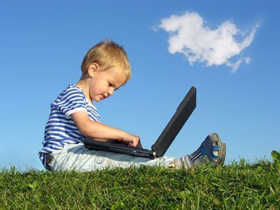 Niño de corta edad accediendo a la Nube a través de una Laptop