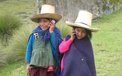 Niñas campesinas arequipeñas hablando por teléfonos celulares