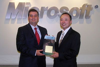 Guillemo Guzmán-Barrón de Microsoft y Alfonso Li, Presidente del Grupo Tecnologies